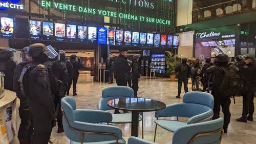 Yvelines : le centre commercial Vélizy 2 bouclé après une fausse...